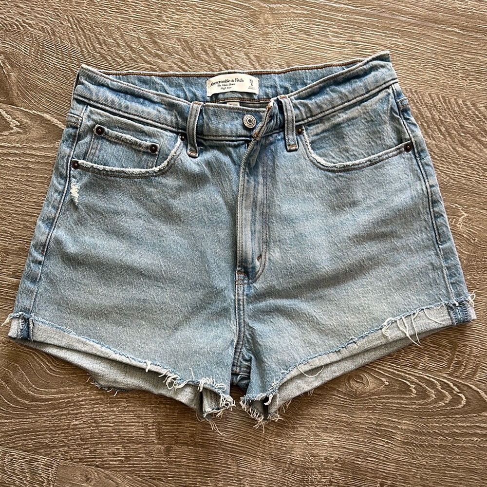 Abercrombie Women's Blue Denim The Mom high rise Shorts size 6 curve love